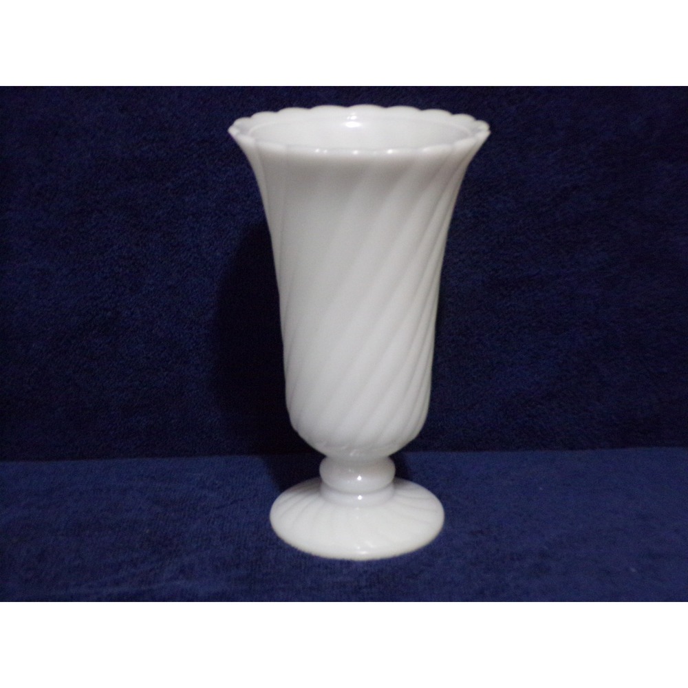 Anchor Hocking Fire-King Shell Milk Glass Vase Swirl Scalloped Rim White Footed‎